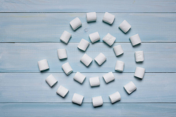 marshmallow na modré tabuli v podobě spirály, koncepce, detailní záběry - Fotografie, Obrázek