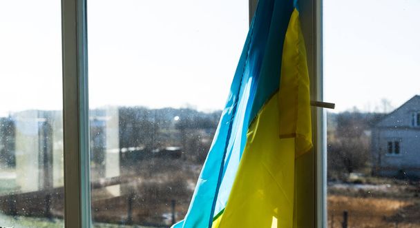 Sostieni l'Ucraina. Bandiera ucraina alla finestra. Posto per testo. - Foto, immagini