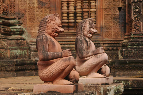 Львы-хранители на ступеньках к святилищу со слепым окном в храме Бантей Срей Розовый Песчаник, Сием Жатва, Камбоджа - Фото, изображение