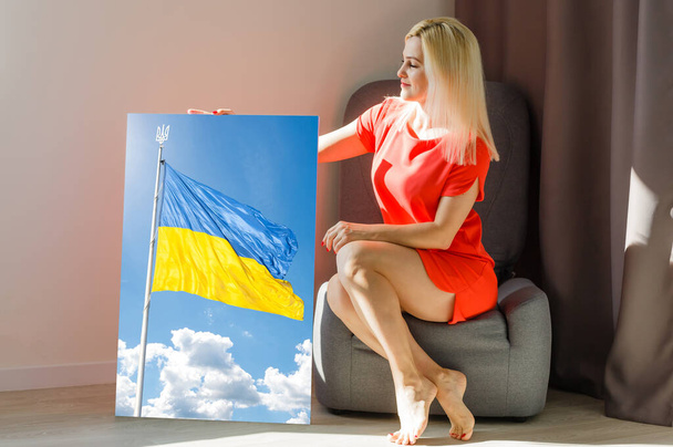 Bandeira azul e amarela da Ucrânia pinta em uma tela, bandeira nacional da Ucrânia - Foto, Imagem