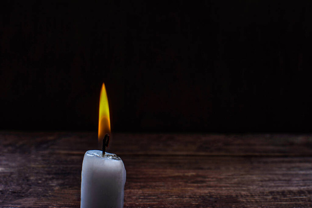 isolieren brennende Kerze auf dunklem Hintergrund. Kerzenlicht in der Dunkelheit als Licht für das Leben . - Foto, Bild
