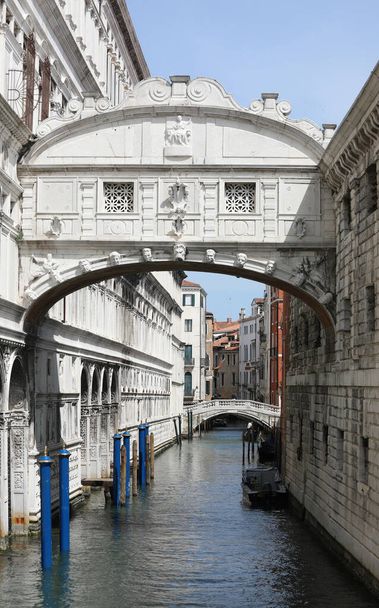 ponte dei sospiri chiamato anche PONTE DEI SOSPIRI in lingua italiana nell'Isola di Venezia senza persone - Foto, immagini