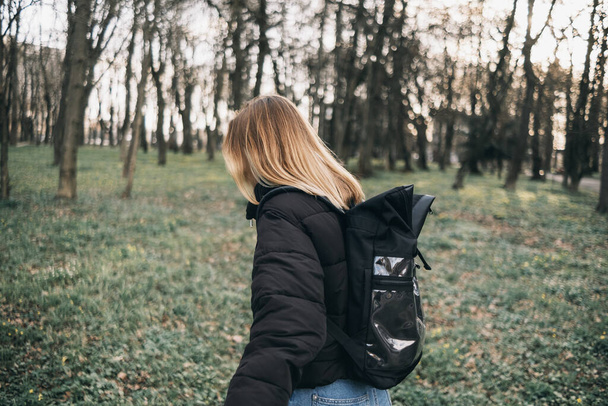 mulher viajante com mochila e olhando para incrível floresta, conceito de viagem wanderlust, espaço para texto, épico atmosférico - Foto, Imagem