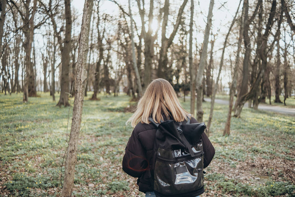 viajero mujer con mochila y mirando bosque increíble, viajero concepto de viaje, espacio para el texto, épica atmosférica - Foto, Imagen