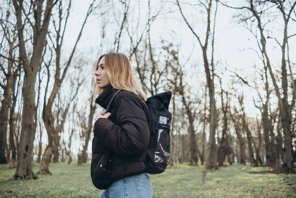 voyageur femme avec sac à dos et regardant la forêt étonnante, concept de voyage wanderlust, espace pour le texte, épique atmosphérique - Photo, image