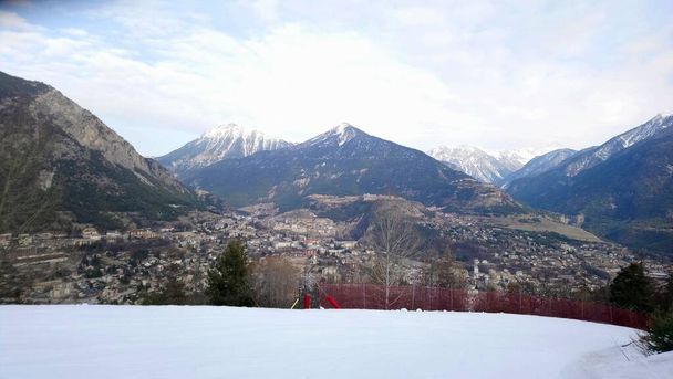 Główny ośrodek narciarski Serre Chevalier w południowo-wschodniej Francji, niedaleko granicy z Włochami, położony w departamencie Hautes-Alpes, region Prowansja-Alpy-Cte d 'Azur. Położony na północny wschód od korin Nationa - Zdjęcie, obraz