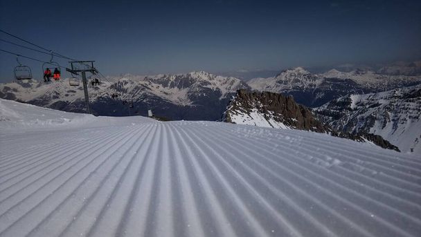Główny ośrodek narciarski Serre Chevalier w południowo-wschodniej Francji, niedaleko granicy z Włochami, położony w departamencie Hautes-Alpes, region Prowansja-Alpy-Cte d 'Azur. Położony na północny wschód od crins National  - Zdjęcie, obraz
