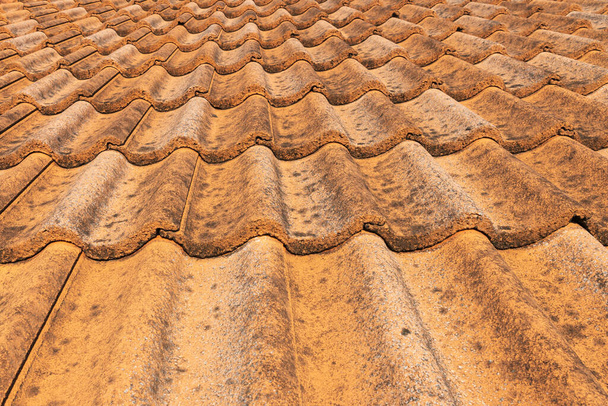 Staré oranžové střechy zničeny. Textura střechy se starými střešními taškami. střecha v perfektním stavu. - Fotografie, Obrázek