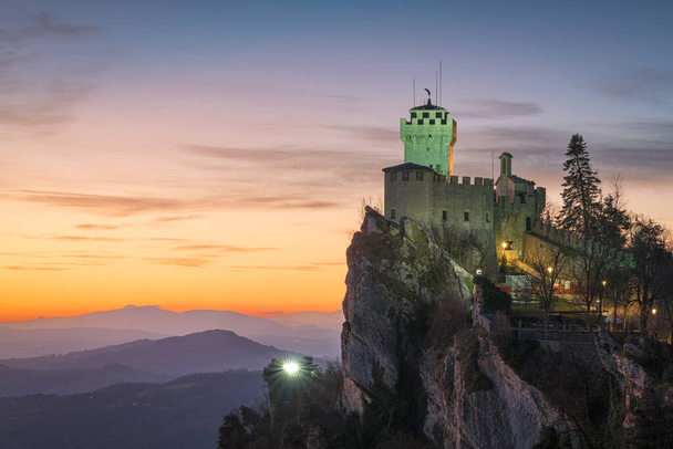 Republika San Marino s druhou věží za úsvitu. - Fotografie, Obrázek