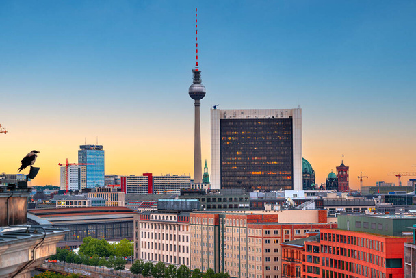Berlijn, Duitsland skyline en toren vanaf een dak in de schemering. - Foto, afbeelding