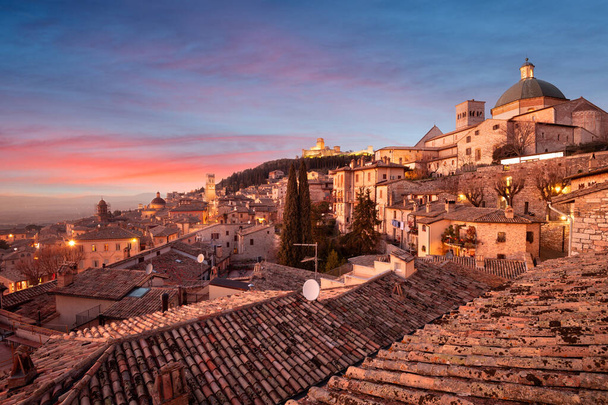 Asyż, Włochy dach wzgórza stare miasto panorama o zmierzchu. - Zdjęcie, obraz