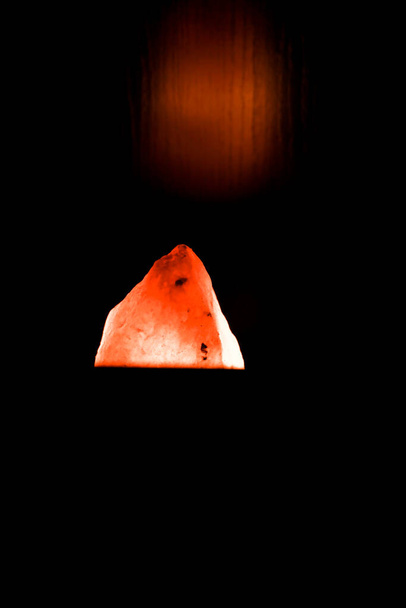 Lampe himalayenne qui élimine les ondes magnétiques et vous détend, idéale pour un spa, décoration pour donner des massages dans une station thermale - Photo, image