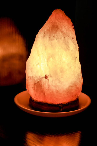 Гімалайська лампа, яка усуває магнітні хвилі і розслаблює вас, ідеально підходить для спа-спа, прикраса для масажу в охороні здоров "я. - Фото, зображення