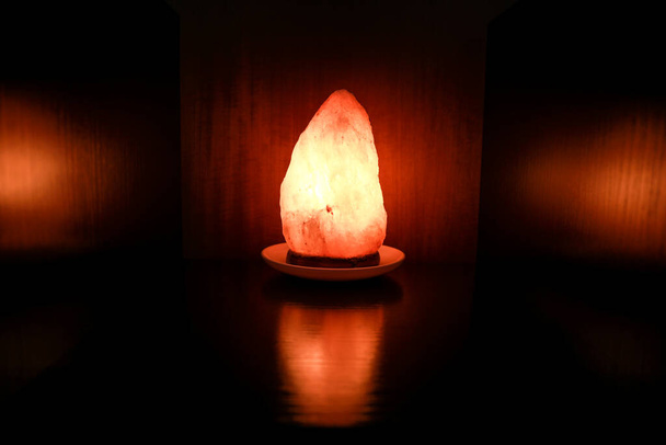 Himalajska lampa eliminująca fale magnetyczne i relaksująca, idealna do spa, dekoracja do masażu w uzdrowisku - Zdjęcie, obraz