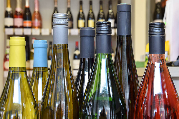 Borbolt széles választékkal. Sok borosüveg van a borboltban. Nagy választék a bor. - Fotó, kép