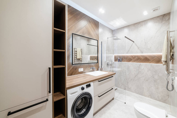 nieuwe zuiver stijlvolle badkamer met douche en achtergrondverlichting - Foto, afbeelding