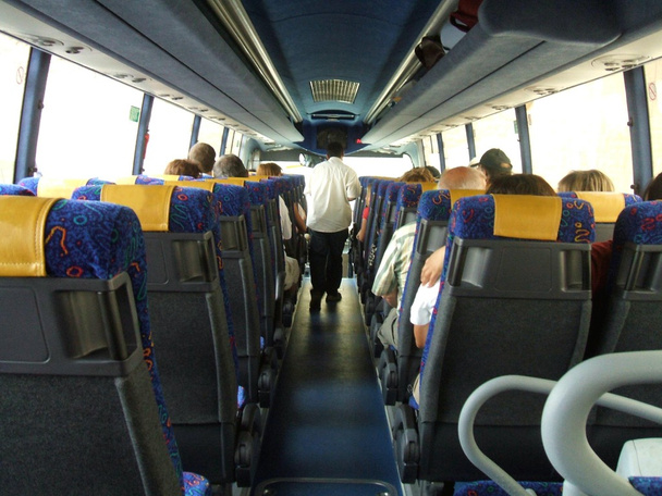 Turistas sentados en un autobús. pasajeros en un autobús. vacaciones. viaje. Viajar. entrenador
 - Foto, imagen