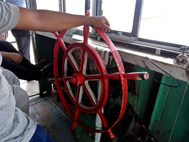 Roda de balsa e mão do motorista. O motorista de balsa começa sua jornada de balsa no rio Padma, no Bangladesh. Ferry Motor Master transformar em roda de ferry. - Foto, Imagem