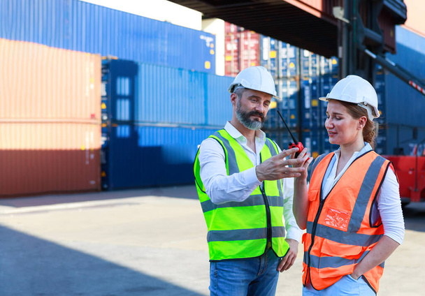 Kierownictwo, biznesmeni, inżynierowie lub brygadziści sprawdzić magazyn w stoczni kontenerowej dla międzynarodowej działalności żeglugowej Przemieszczanie towarów przemysłowych, logistyka, import-eksport transportu handlowego - Zdjęcie, obraz