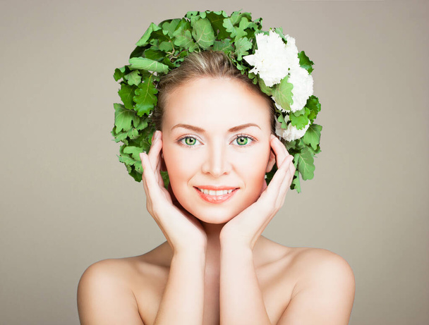 Mosolygó nő Spa modell világos bőr, zöld szemek és a tölgyfalombokkal koszorú - Fotó, kép