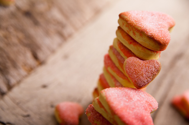 Biscoitos deliciosos do coração na mesa
 - Foto, Imagem