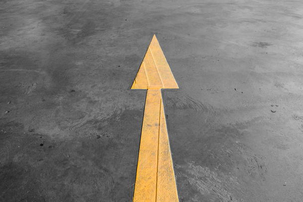 Gele pijl verkeersbord op de weg - Foto, afbeelding