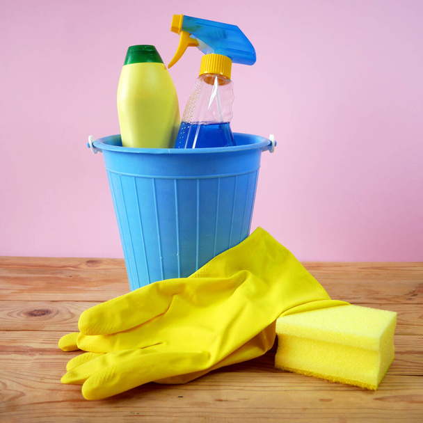 plastový kbelík se štětcem, rukavicemi a čisticími prostředky v kuchyni, koš s čisticími prostředky, detailní záběr - Fotografie, Obrázek