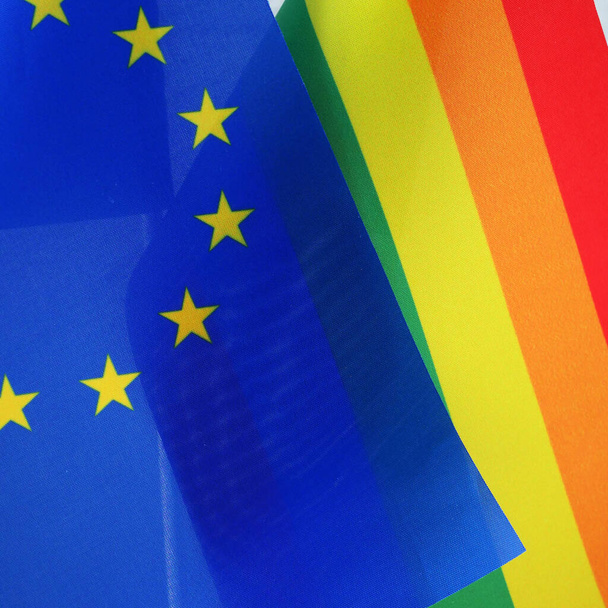 vlajka duhy a vlajka Evropské unie. Homosexuální manželství. Manželství osob stejného pohlaví je povoleno v evropských zemích. Closeup - Fotografie, Obrázek