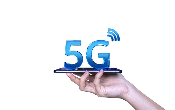 Gros plan d'une main féminine tenant un téléphone avec une icône de rendu 3D 5G. Systèmes sans fil réseau 5G. Le concept de réseau 5G, internet haut débit. - Photo, image