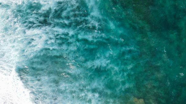 vue aérienne de l'océan et des vagues - Photo, image