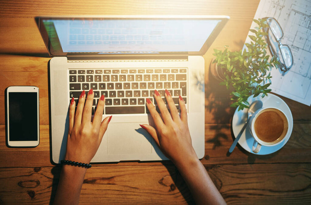 Technologie is een must have voor moderne freelancers. Hoge hoek shot van een vrouw die werkt op een laptop. - Foto, afbeelding