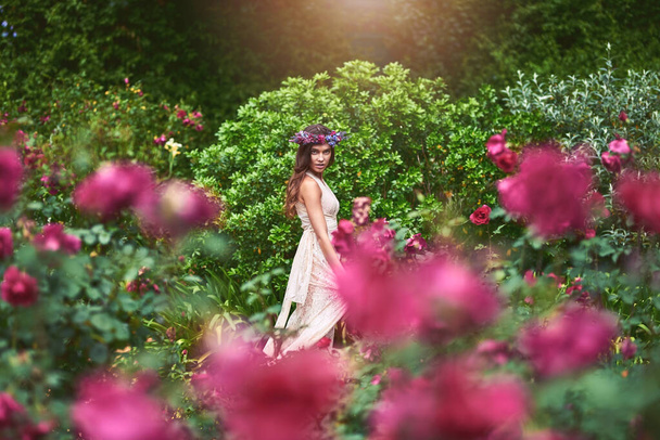 Sentirse como una diosa hoy en la naturaleza. Foto de una hermosa joven con una corona floral posando en la naturaleza. - Foto, imagen