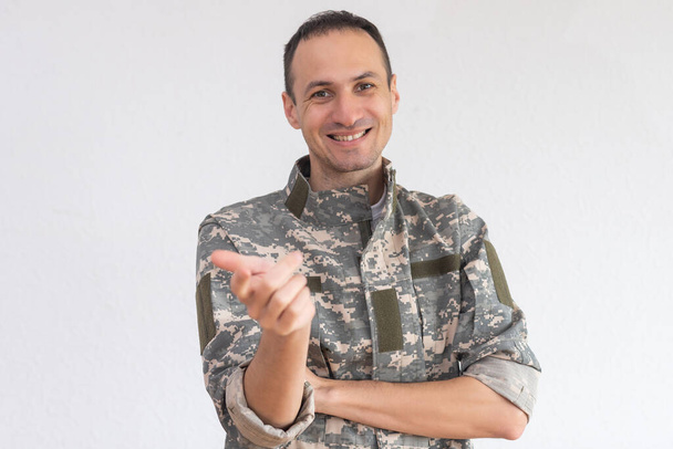 Çekici bir asker beyaz üzerinde yarım boy portre - Fotoğraf, Görsel