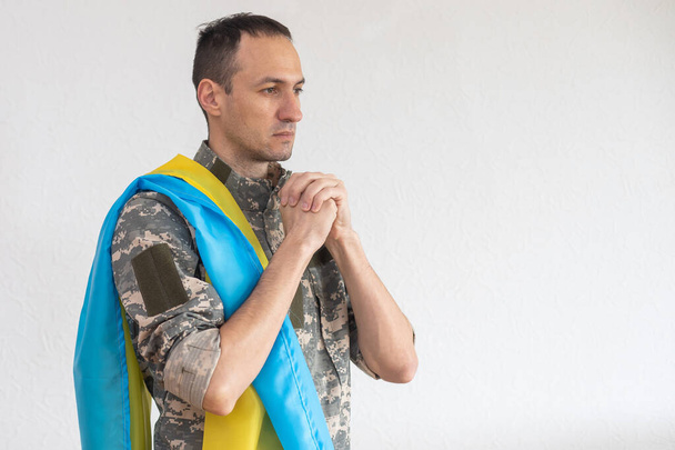 Foto do soldado ucraniano em armadura de corpo inteiro segurando rifle com escopo sobre devastado e arruinado fundo da cidade de guerra. Fique com a Ucrânia - Foto, Imagem
