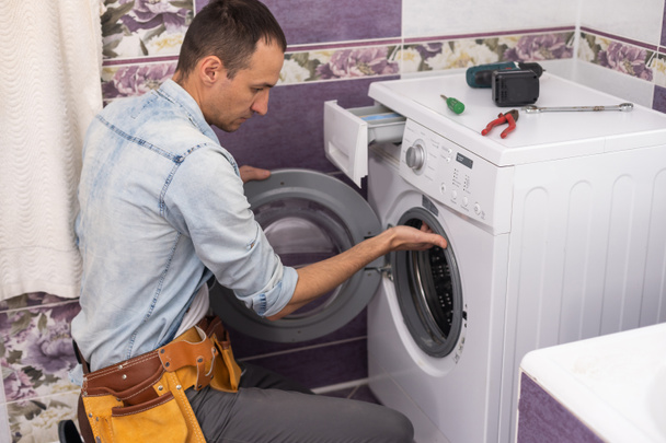 man repairs a washing machine - Foto, Imagem