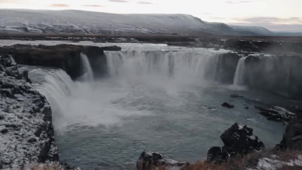 Godafoss vodopád ve zpomaleném filmu při západu slunce - Záběry, video