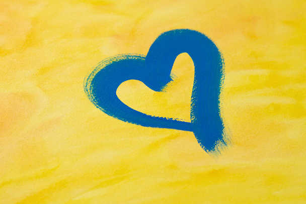 sininen sydän keltaisella pohjalla, itsenäisyyden symboli Ukrainassa, sota Ukrainassa - Valokuva, kuva