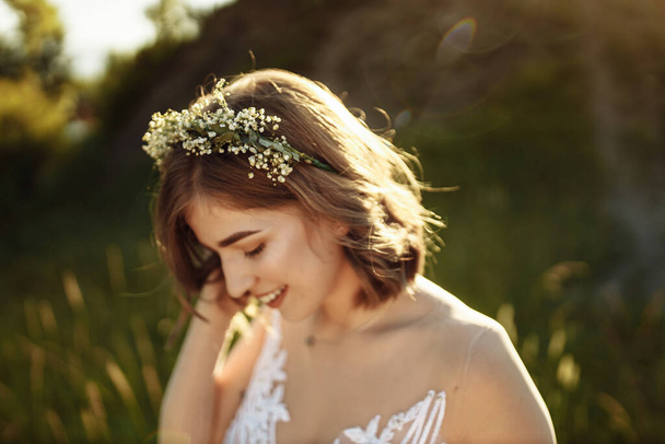 beautiful bride in a white dress with a bouquet of flowers  - Fotó, kép