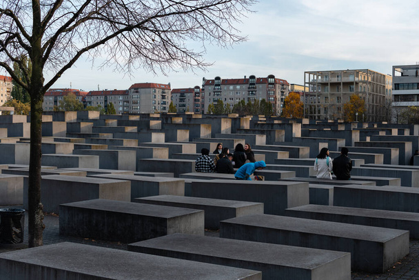 Berlin, Germany. October 30, 2021. A group of people at the Memorial to the Murdered Jews of Europe (Holocaust Memorial) in Berlin, Germany before the sunset in autumn - Foto, immagini