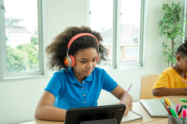 Enfants Enseignement à distance, Enfants afro-américains regarder des leçons vidéo sur ordinateur à la maison, Éducation, tuteur en ligne enseignant classe numérique, Enfants et concept d'étude. - Photo, image