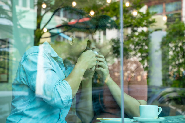 Glückliches lesbisches Paar trinkt Kaffee im Café, Gemeinsam frischen Kaffee genießen. - Foto, Bild