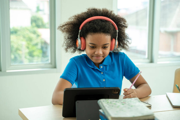 Enfants Enseignement à distance, Enfants afro-américains regarder des leçons vidéo sur ordinateur à la maison, Éducation, tuteur en ligne enseignant classe numérique, Enfants et concept d'étude. - Photo, image
