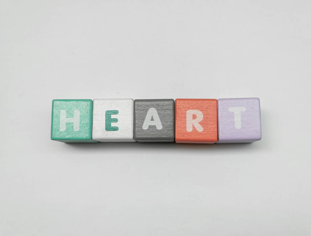 серія літер в дитячому блоці головоломки в серці
 - Фото, зображення