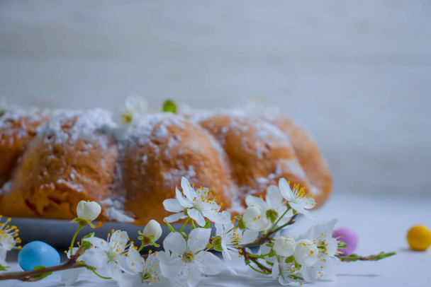Gâteau de Pâques, fleurs de cerisier sur un fond clair - Photo, image