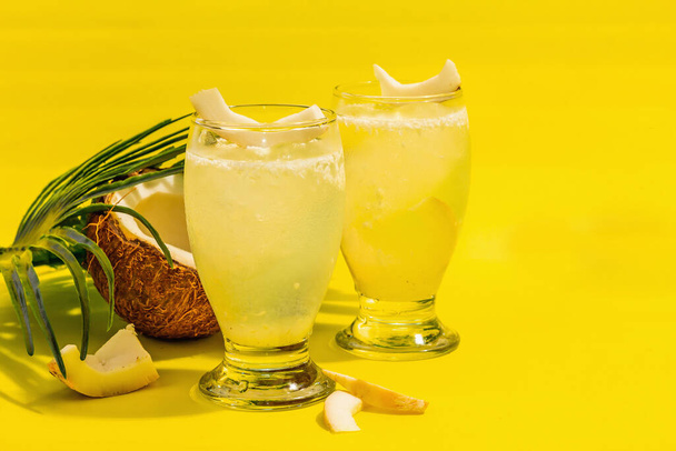 Virkistävä kesämartini. Alkoholiton Margarita cocktail, trendikäs kova valo, tumma varjo. Kirkkaan keltainen tausta, kopioi tilaa - Valokuva, kuva