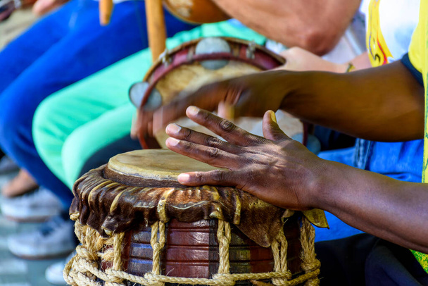 κρουστό όργανο που ονομάζεται atabaque παίζεται στην παραδοσιακή αφρο-βραζιλιάνικη καποέιρα παρουσίαση - Φωτογραφία, εικόνα