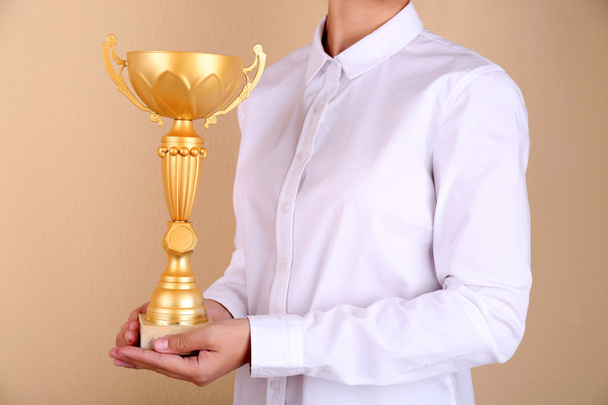 Mujer sosteniendo copa trofeo
 - Foto, imagen