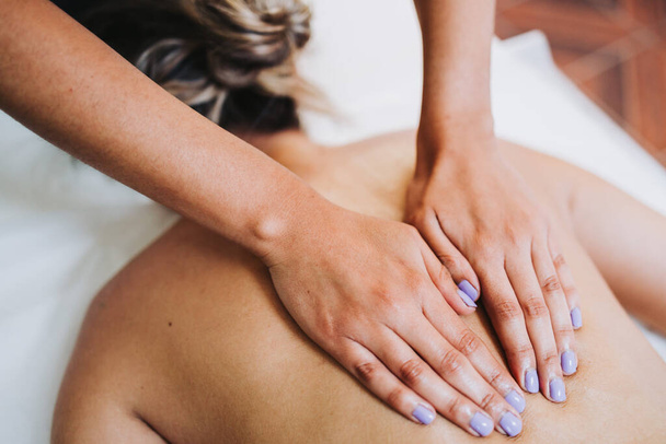 Nierozpoznawalny terapeuta robiący masaż kręgosłupa kobiecie. Relaks i odstres - Zdjęcie, obraz