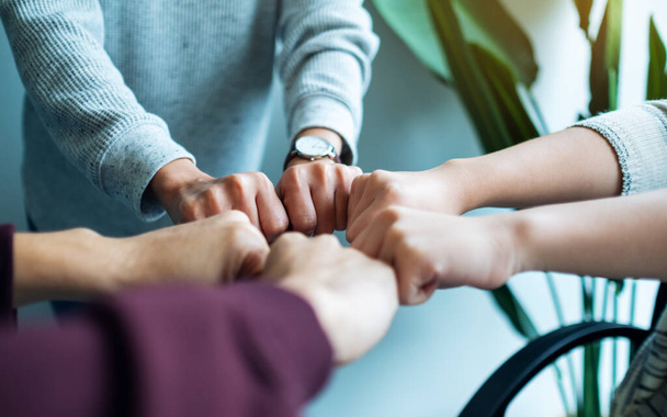 Группа бизнес-команды объединяет свои руки вместе с властью и успешной концепцией
 - Фото, изображение
