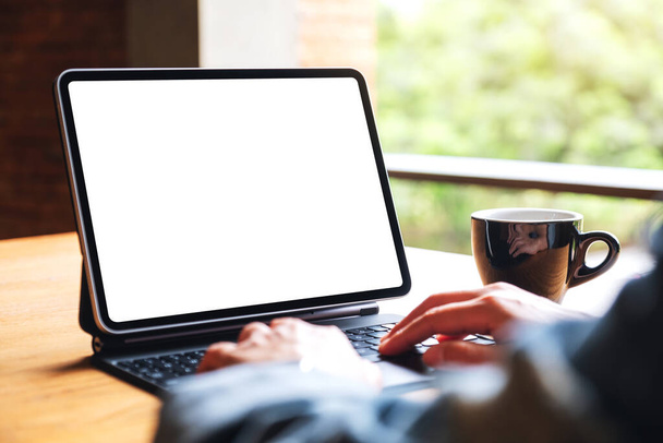 Εικόνα mockup μιας γυναίκας που χρησιμοποιεί και πληκτρολογεί σε ψηφιακό πληκτρολόγιο tablet με λευκή οθόνη γραφείου ως υπολογιστή - Φωτογραφία, εικόνα